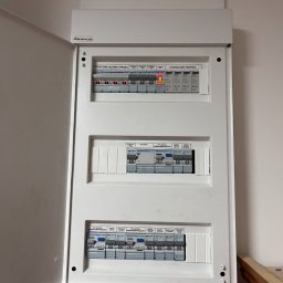 Kompleksowe wykonanie 17 rozdzielnic oraz prefabrykacja i montaż głównej rozdzielnicy budynku, zrealizowane od podstaw zgodnie z dokumentacją projektową i aktualnymi normami. 