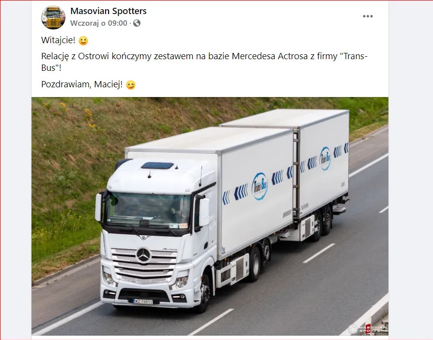 Biały ciągnik siodłowy Mercedes Actros z naczepą, z logo firmy na boku, jedzie po asfalcie. Widok z góry, lekki kąt. Zielone tło.