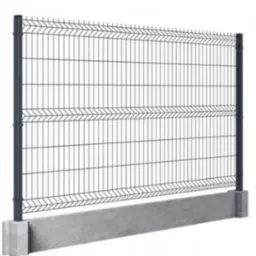 Szary panel ogrodzeniowy z podmurówką betonową i słupkami, widok z boku, prezentacja detali konstrukcyjnych.