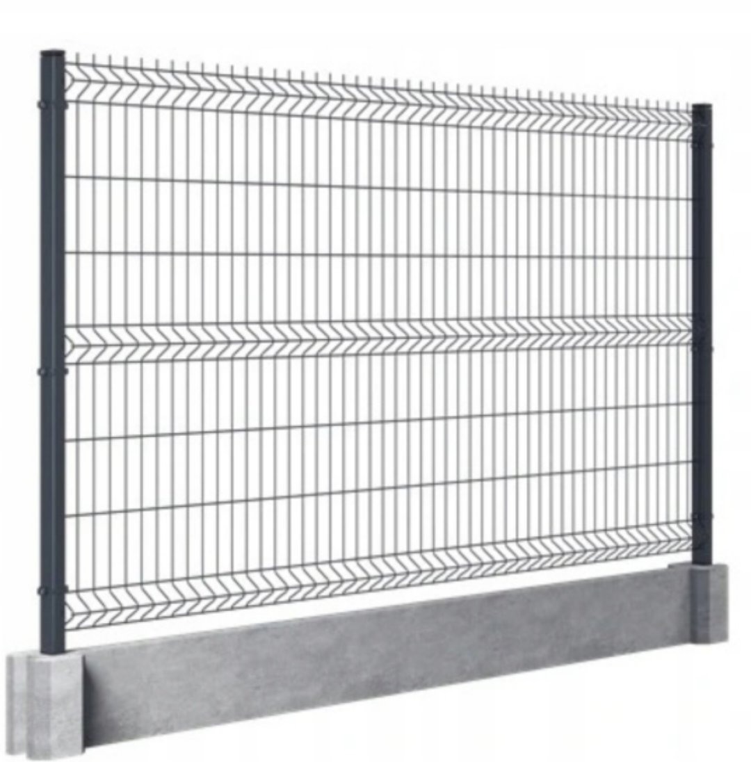 Szary panel ogrodzeniowy z podmurówką betonową i słupkami, widok z boku, prezentacja detali konstrukcyjnych.