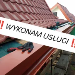 Czerwony dach z zamontowaną rynną w kolorze ceglastym. W tle dom i zieleń. Na pierwszym planie narzędzia i rękawice robocze.