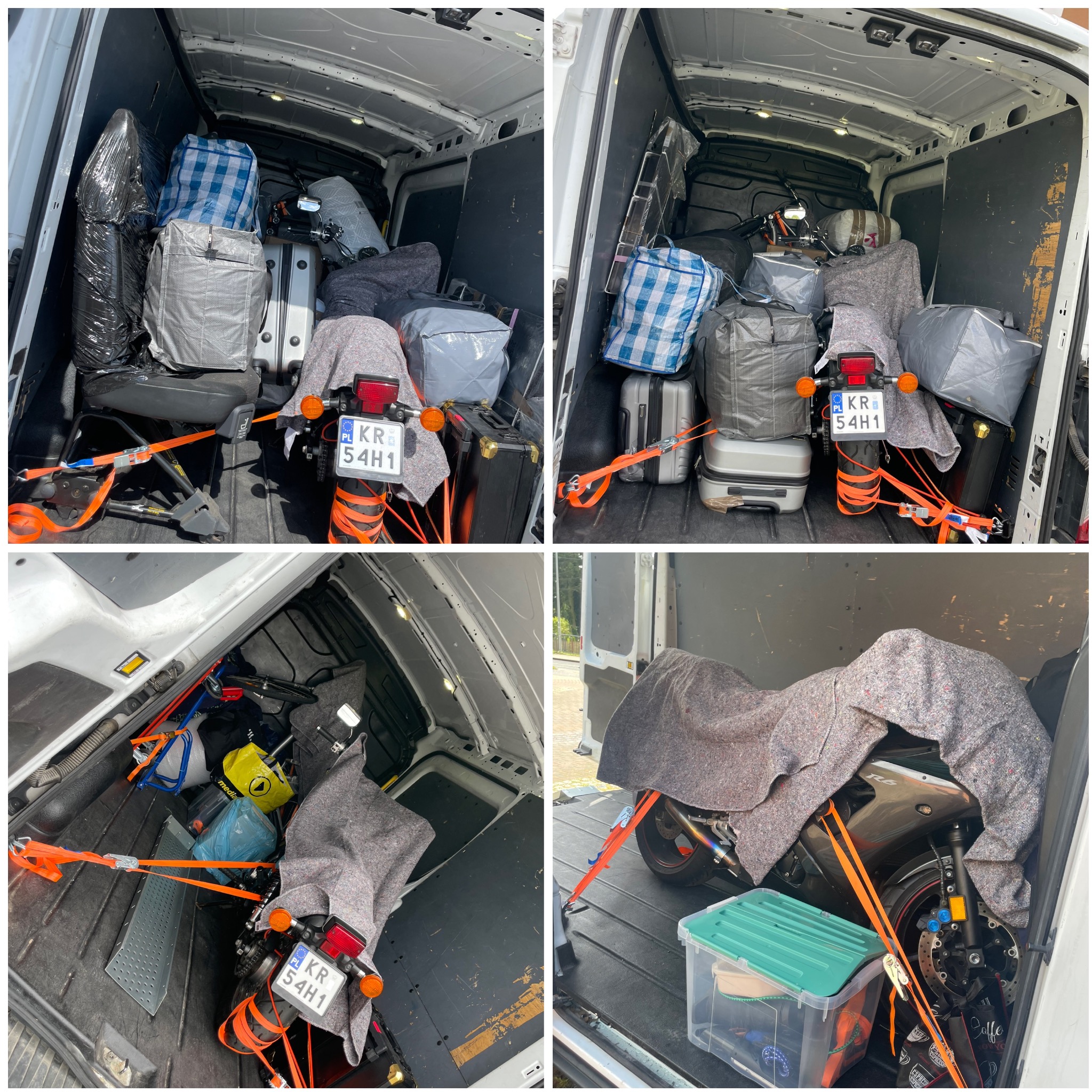 Przestrzeń ładunkowa białego busa wypełniona bagażami, walizkami i motocyklem zabezpieczonym pasami transportowymi. Widoczne tablice rejestracyjne motocykla.