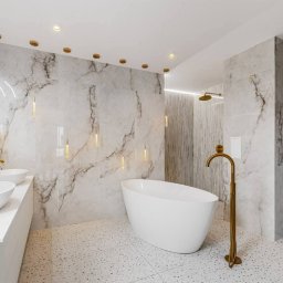 RenovArt - Elegancka łazienka z marmurowymi ścianami, wolnostojącą wanną i złotą armaturą. Nowoczesny design, subtelne oświetlenie punktowe i minimalistyczne umywalki.