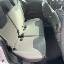 Lucky Detailing Polska OLEKSANDR SHCHUTSKYI - Wnętrze samochodu z widocznymi tylnymi siedzeniami w odcieniach szarości, z elementami tapicerki o wzorze rombów. Widoczne pasy bezpieczeństwa i zagłówki.