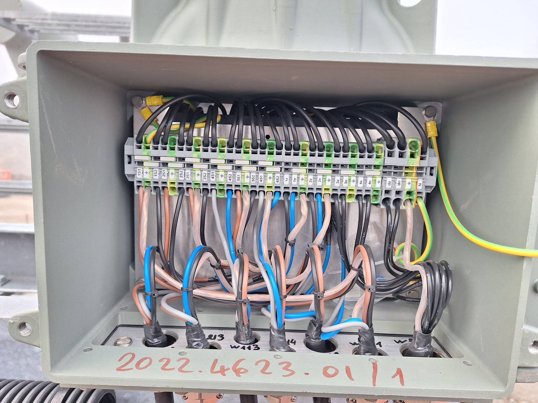 Rozdzielnica elektryczna z podłączonymi przewodami w skrzynce, widok z bliska. Instalacja wykonana we Wrocławiu. Widoczne złącza i oznaczenia.