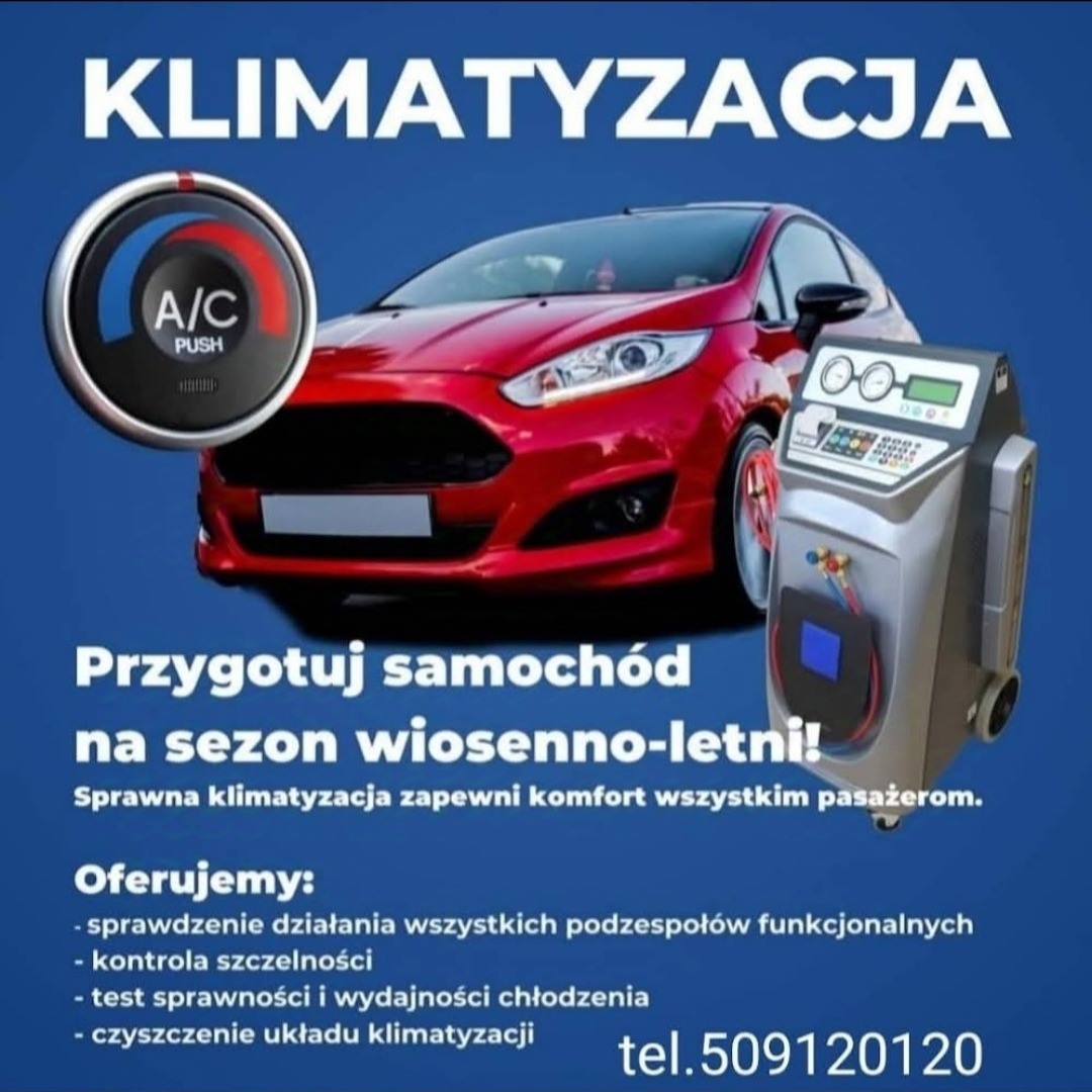 Czerwony samochód obok stacji do klimatyzacji, z napisem 'Klimatyzacja'. Widoczne pokrętło A/C. Oferta sezonowa z numerem telefonu.