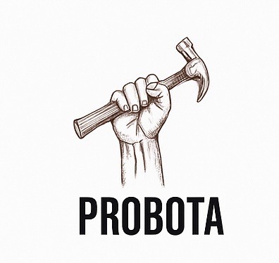 Szkic dłoni trzymającej młotek, z napisem 'PROBOTA' poniżej. Ilustracja w stylu retro, na białym tle. Prezentacja narzędzia pracy.