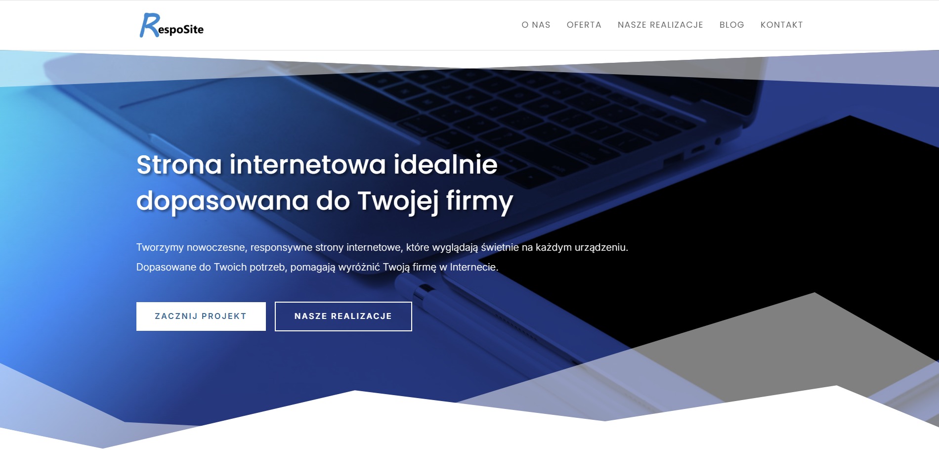 Nowoczesny design strony internetowej na laptopie i tablecie, z tekstem 'Strona internetowa idealnie dopasowana do Twojej firmy', w niebiesko-białej kolorystyce.