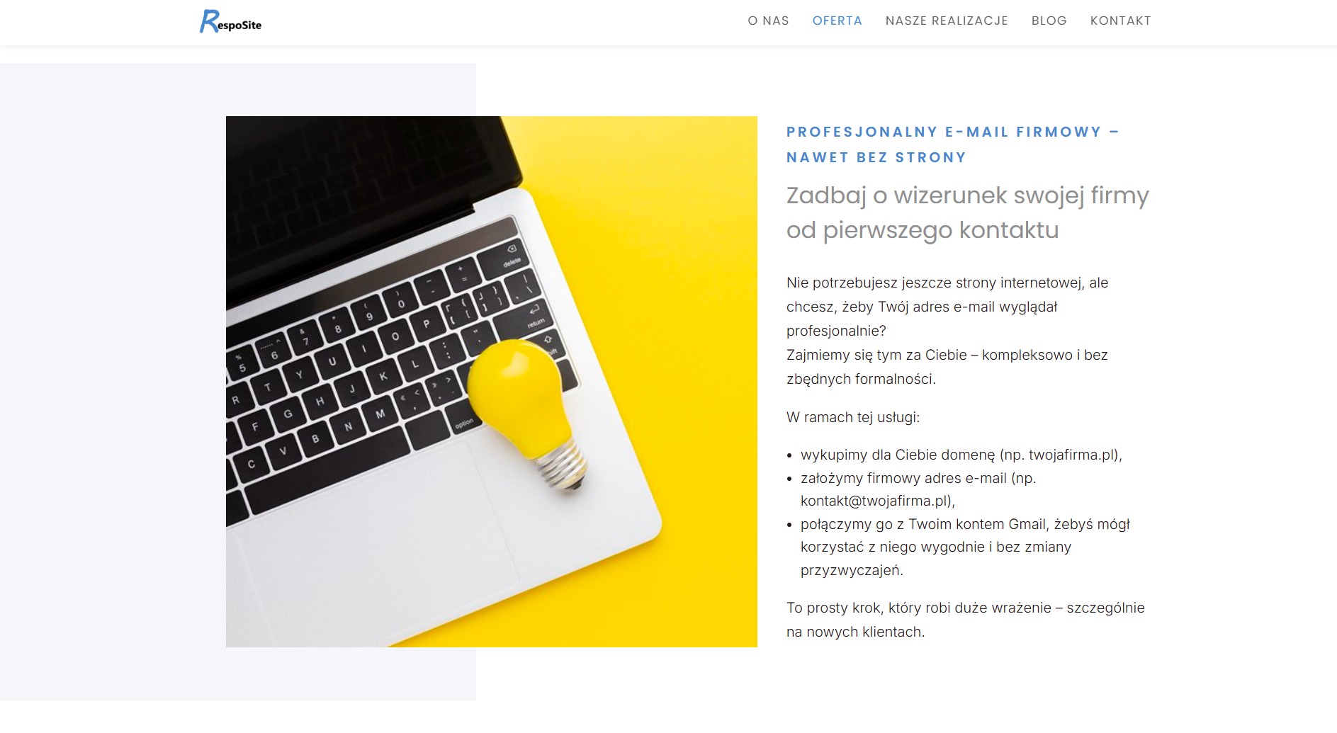 Laptop z żarówką na żółtym tle, symbolizujący pomysł na profesjonalny e-mail firmowy. Minimalistyczny design, czysty kadr, nowoczesne ujęcie.