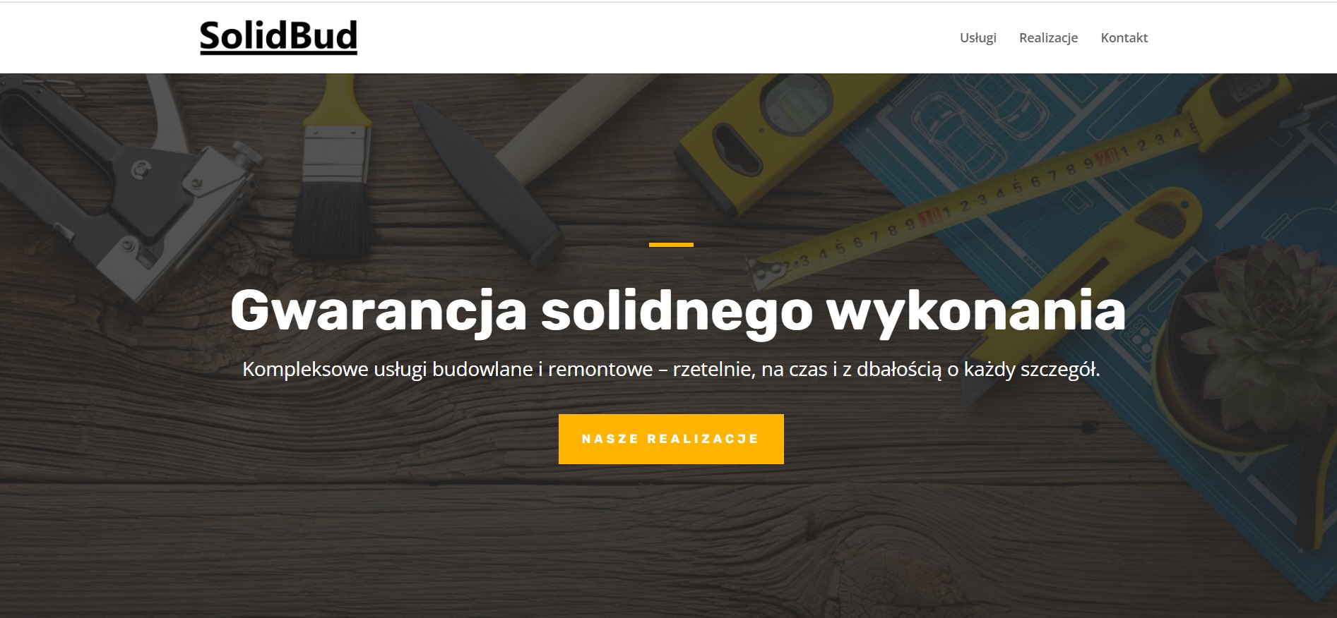 Strona WWW firmy budowlanej SolidBud z hasłem 'Gwarancja solidnego wykonania' i narzędziami budowlanymi w tle, np. młotek, miara, poziomica.