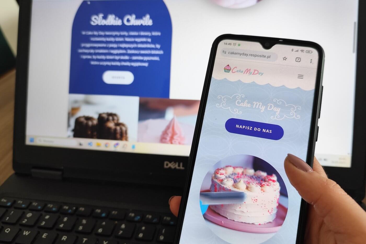 Laptop i smartfon z otwartą stroną 'Cake My Day' z ofertą słodkich wypieków. Widoczny tort i desery. Strona responsywna, prezentacja oferty cukierniczej.