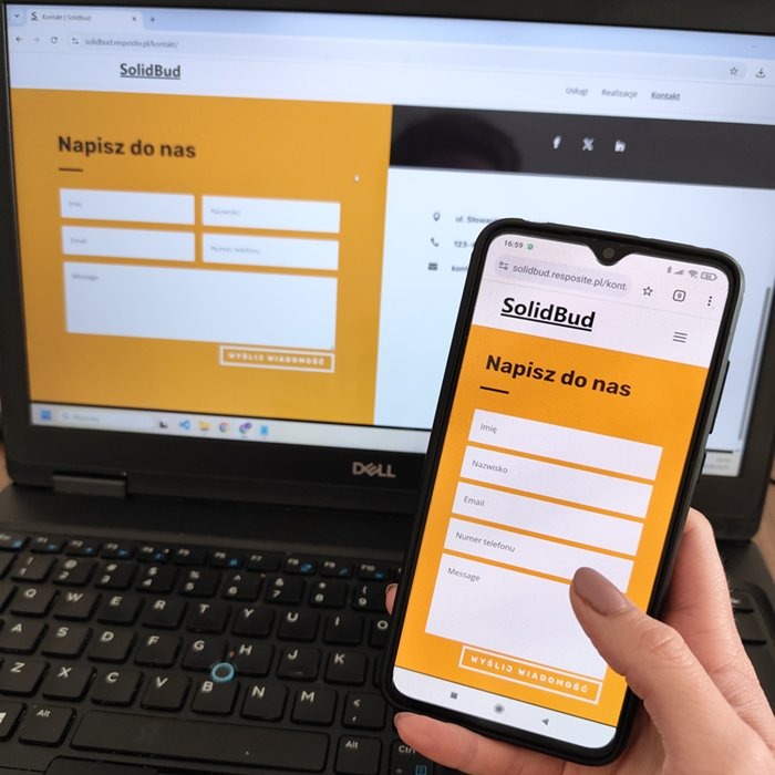 Formularz kontaktowy strony SolidBud na ekranie laptopa Dell i smartfona, prezentacja responsywności. Widok z bliska na wypełniane pola: Imię, Email, Wiadomość.