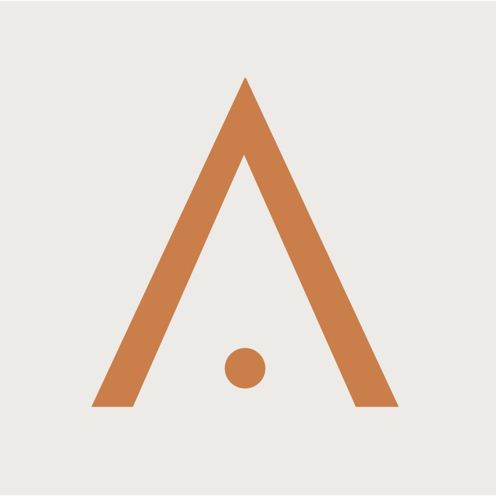 Minimalistyczne logo: brązowy trójkąt z kropką poniżej na kremowym tle. Prosta, geometryczna kompozycja.