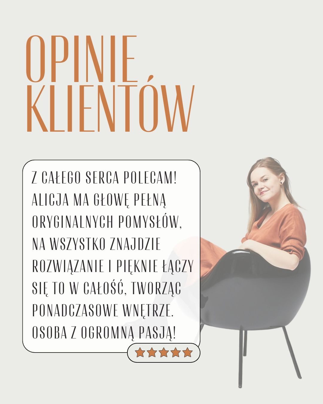 Grafika z opinią klientki o projektantce wnętrz, siedzącej na krześle. Tekst: 'Alicja ma głowę pełną oryginalnych pomysłów, tworząc ponadczasowe wnętrze'.