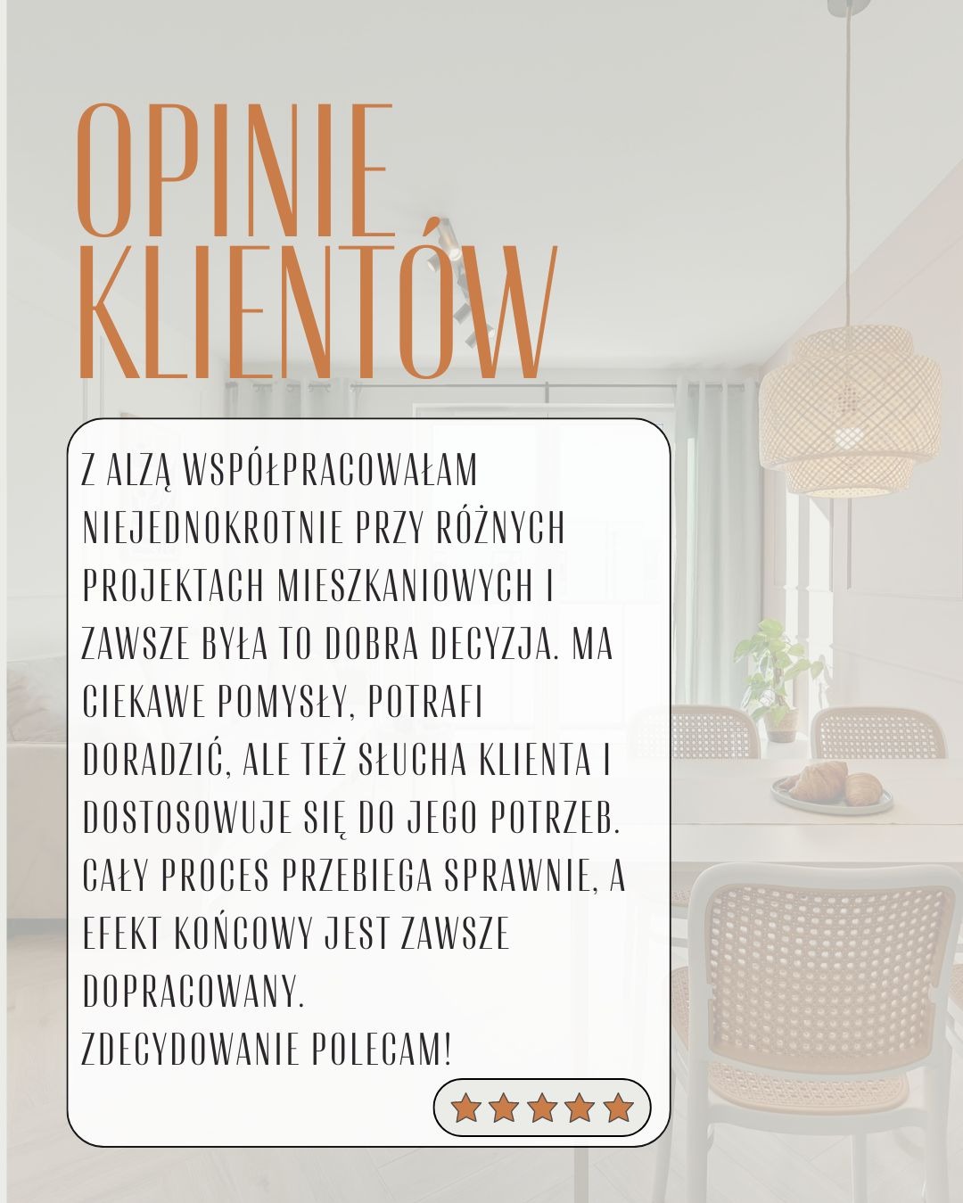 Opinia klienta o projektach mieszkaniowych, z tekstem rekomendacji i oceną pięciu gwiazdek, na tle jasnego wnętrza z elementami dekoracyjnymi.