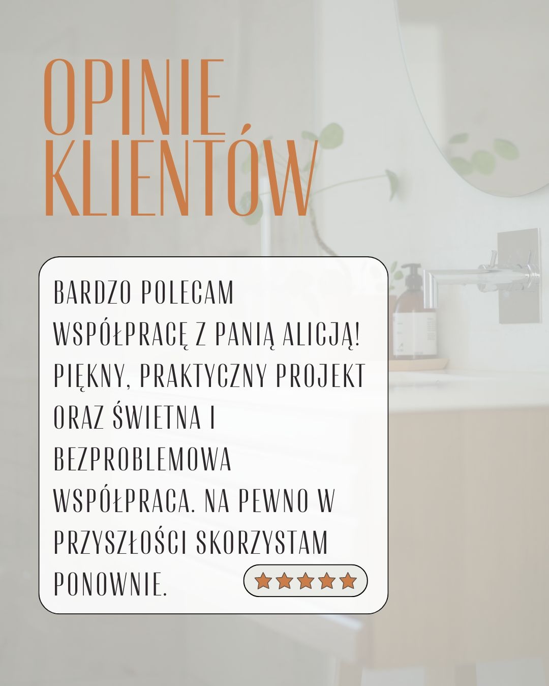 Grafika z tekstem 'Opinie klientów' i pozytywną recenzją projektu łazienki, uzupełniona o pięć gwiazdek. Minimalistyczne tło z fragmentem wyposażenia łazienki.