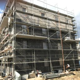 Etap ocieplenia ścian styropianem grafitowym i przygotowanie do wykonania warstwy zbrojonej (Klej + siatka z włókna szklanego )