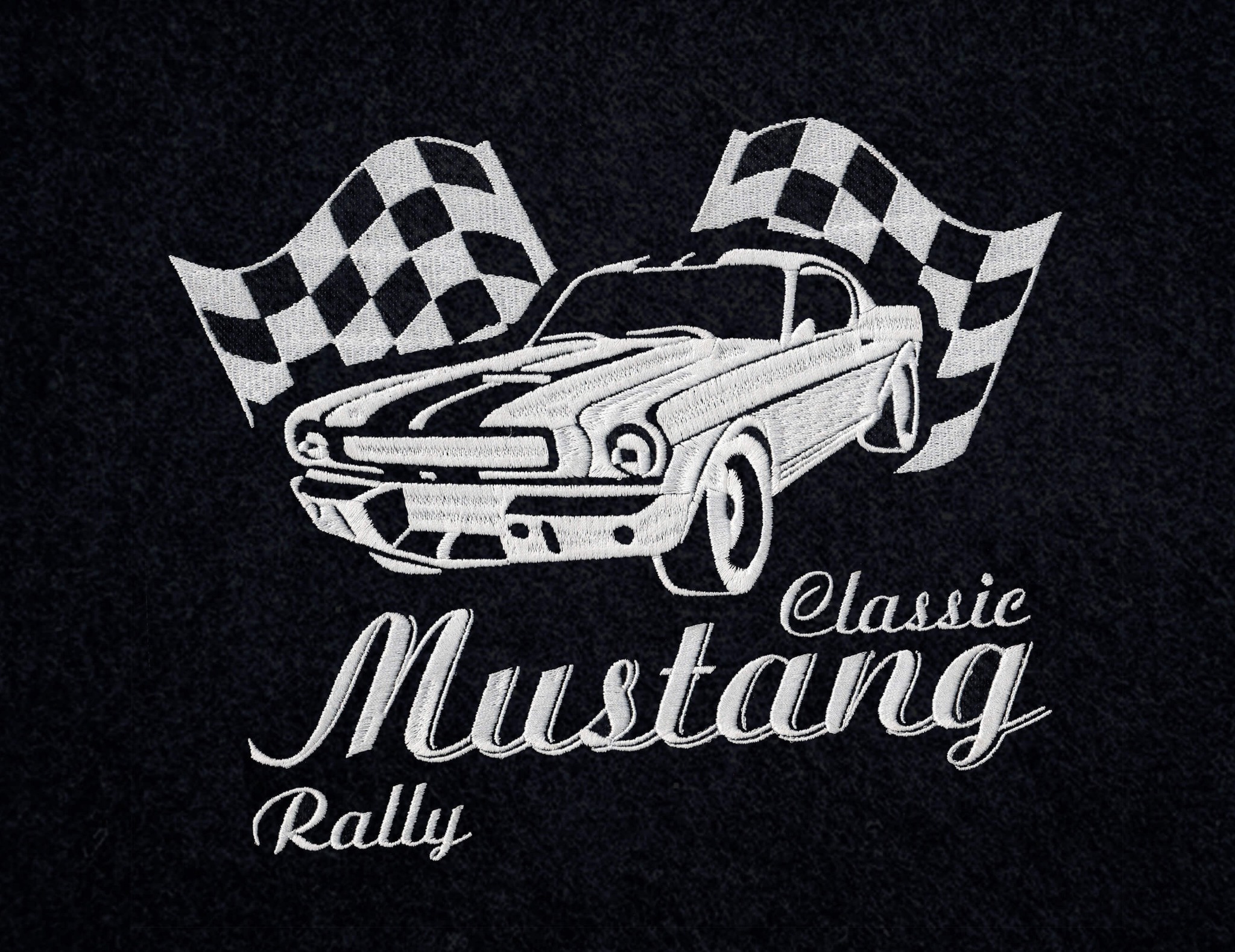 Biały haft: Klasyczny Mustang na tle dwóch flag w szachownicę, napis 'Classic Mustang Rally' na ciemnym materiale. Detalowe szwy.