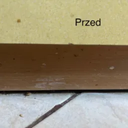 Brudna podłoga i listwa przypodłogowa z tekstem 'Przed'. Widoczne zabrudzenia, kurz i plamy na powierzchniach przed sprzątaniem.