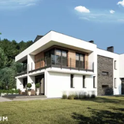 Dwukondygnacyjny dom z płaskim dachem, wykończony drewnem i kamieniem, otoczony zielenią. Balkony z balustradami. Na pierwszym planie trawnik.