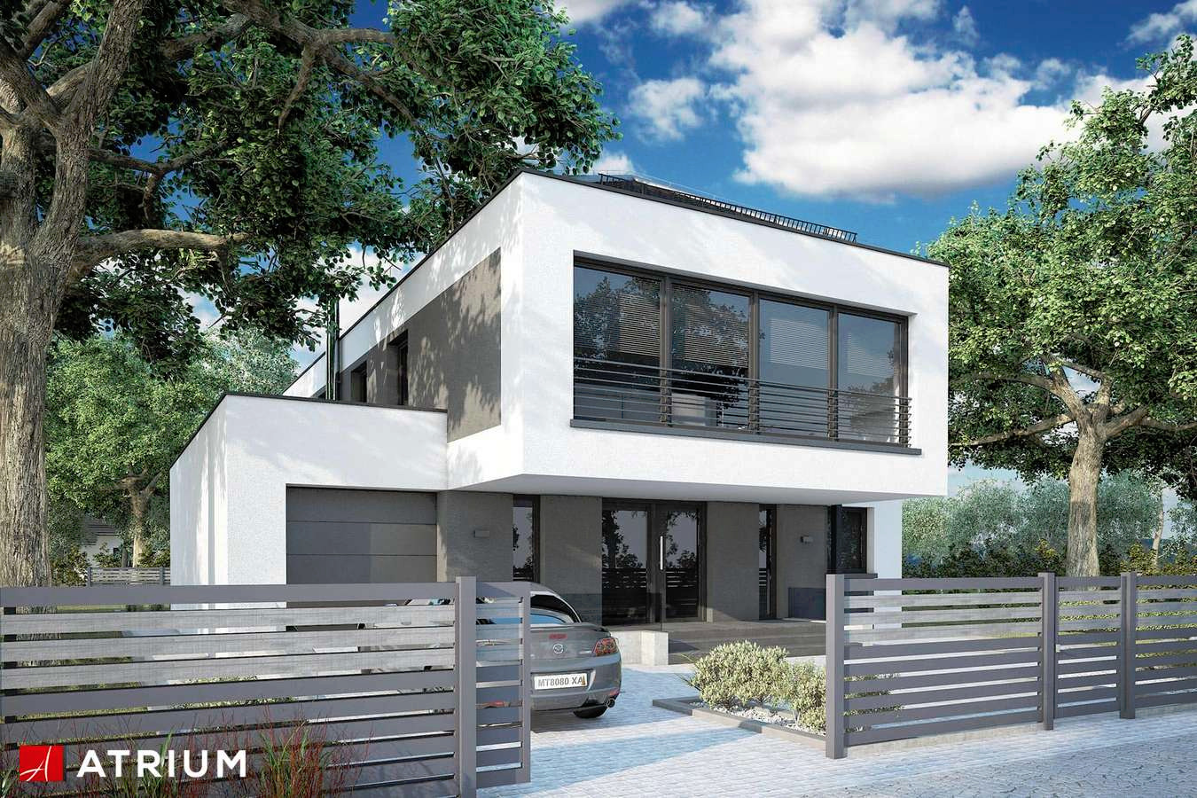 Nowoczesny, dwukondygnacyjny dom z płaskim dachem, szarą stolarką i garażem, otoczony zielenią. Uwagę zwraca minimalistyczne ogrodzenie z poziomych desek.