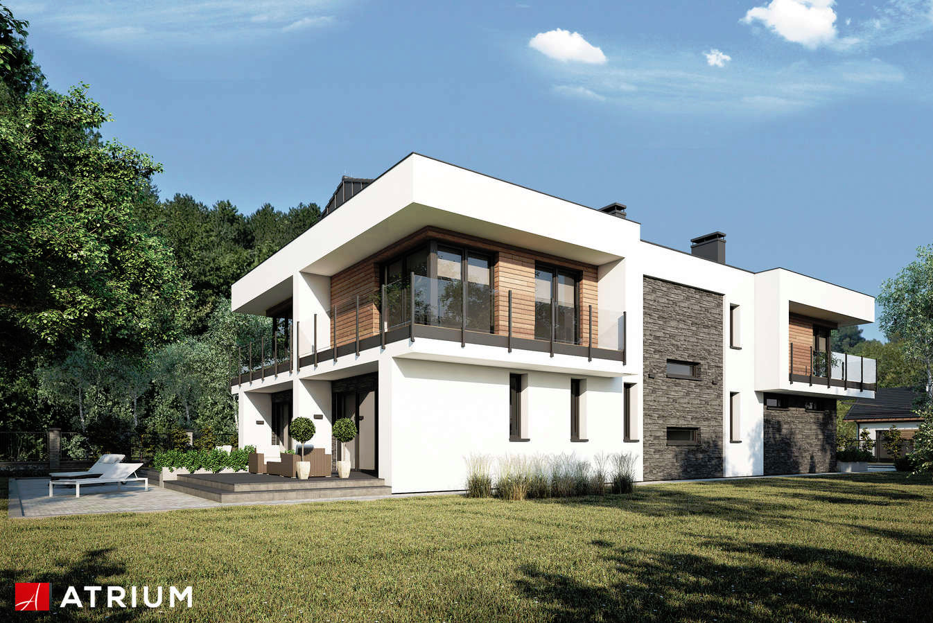 Dwukondygnacyjny dom z płaskim dachem, wykończony drewnem i kamieniem, otoczony zielenią. Balkony z balustradami. Na pierwszym planie trawnik.