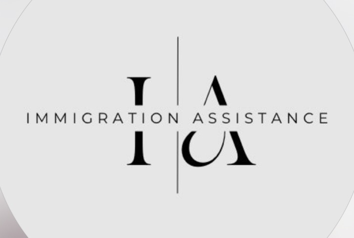 Eleganckie logo Immigration Assistance na szarym tle, z pionową linią między literami 'I' i 'A' tworzącymi unikalny symbol firmy.