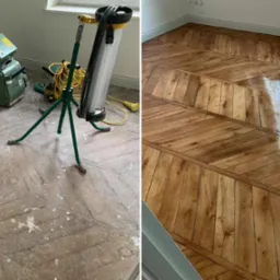 Parkiet w jodełkę przed i po cyklinowaniu. Po lewej: surowe drewno z pozostałościami po szpachli. Po prawej: wycyklinowany, polakierowany parkiet z wyraźnym rysunkiem drewna.