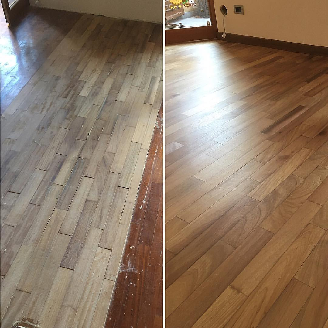 Parkiet drewniany po cyklinowaniu: połowa odnowiona, połowa przed zabiegiem. Widoczna różnica w kolorze i połysku. Ułożenie w jodełkę.