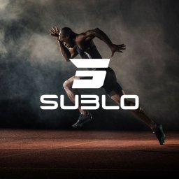 Artur Wroński - Dynamiczne logo 'SUBLO' na tle sprintera w bloku startowym, z efektem rozmycia ruchu i dymu. Nowoczesny design, sportowy charakter.