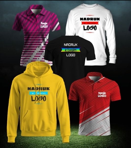 Prezentacja odzieży z nadrukiem logo: koszulki polo, bluza z kapturem i longsleeve. Różne wzory i kolory nadruków na odzieży damskiej i męskiej na ciemnym tle.