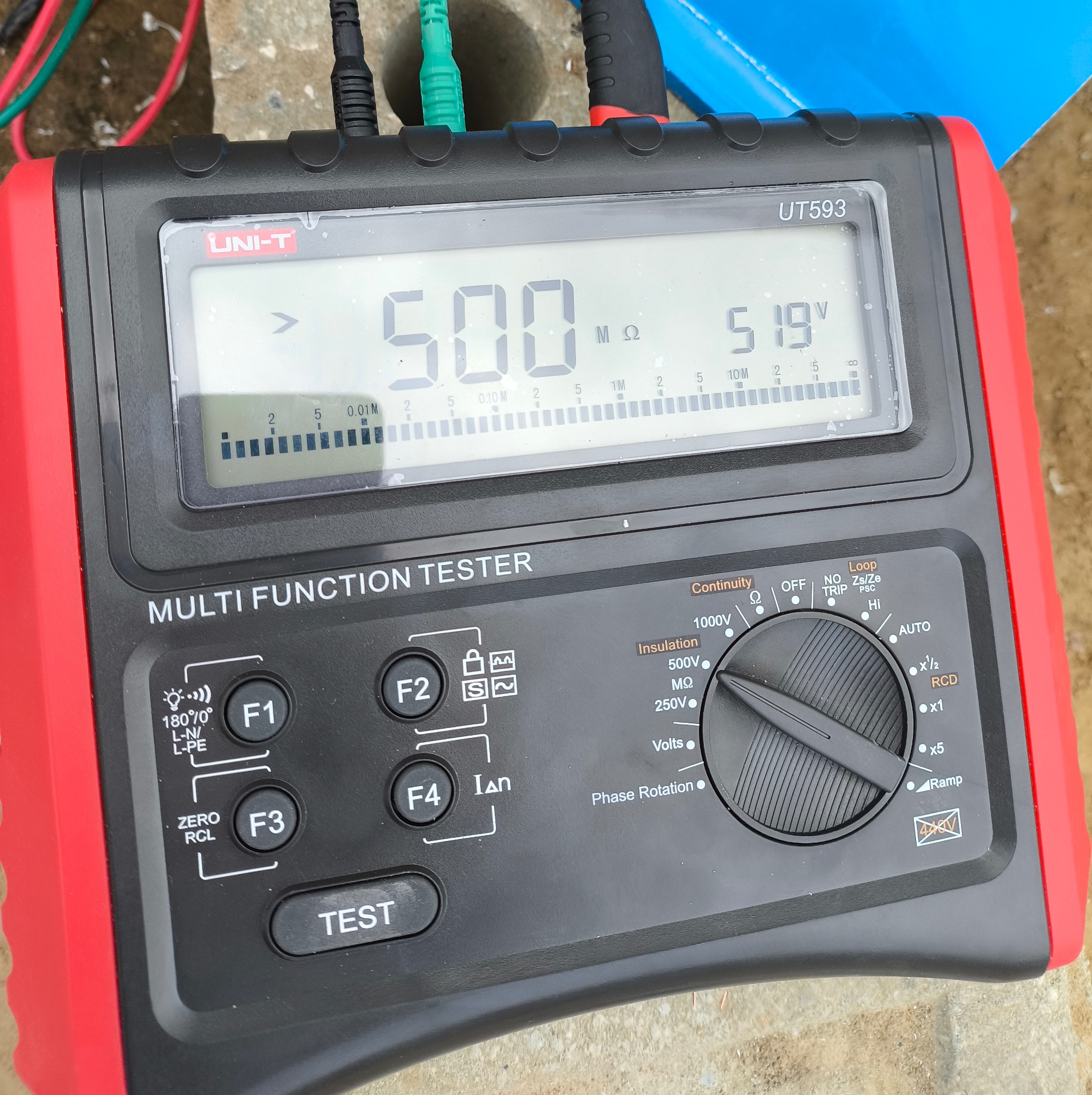 Miernik wielofunkcyjny Uni-T UT593 z widocznymi wynikami pomiarów rezystancji izolacji i napięcia, używany podczas pomiarów elektrycznych.