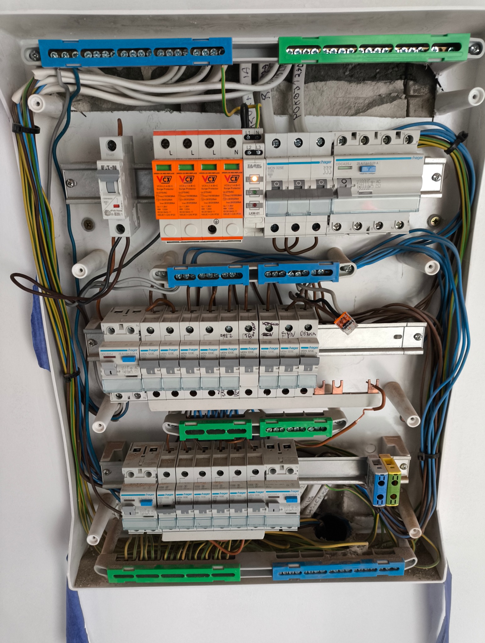 Rozdzielnica elektryczna z zabezpieczeniami przepięciowymi i wyłącznikami, widok z bliska. Instalacja wykonana w Sandomierzu.