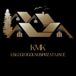 Eleganckie logo firmy KMK Usługi Ogólnosprzątające na czarnym tle, z motywem domów i drzewa w odcieniach złota.