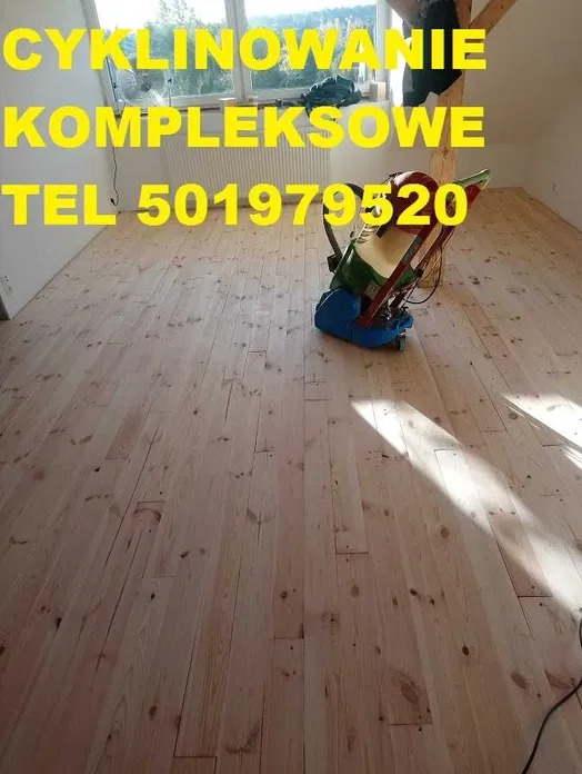 Jasna, odnowiona drewniana podłoga w pokoju na poddaszu, z maszyną do cyklinowania w tle. Widoczne okno i kaloryfer. Nałożony tekst z numerem telefonu.