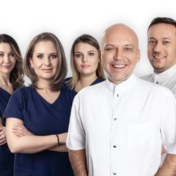 Dermamed - Zespół medyczny: uśmiechnięci lekarze i kosmetolodzy w granatowych i białych uniformach, na jasnym tle, gotowi do świadczenia usług w klinice.