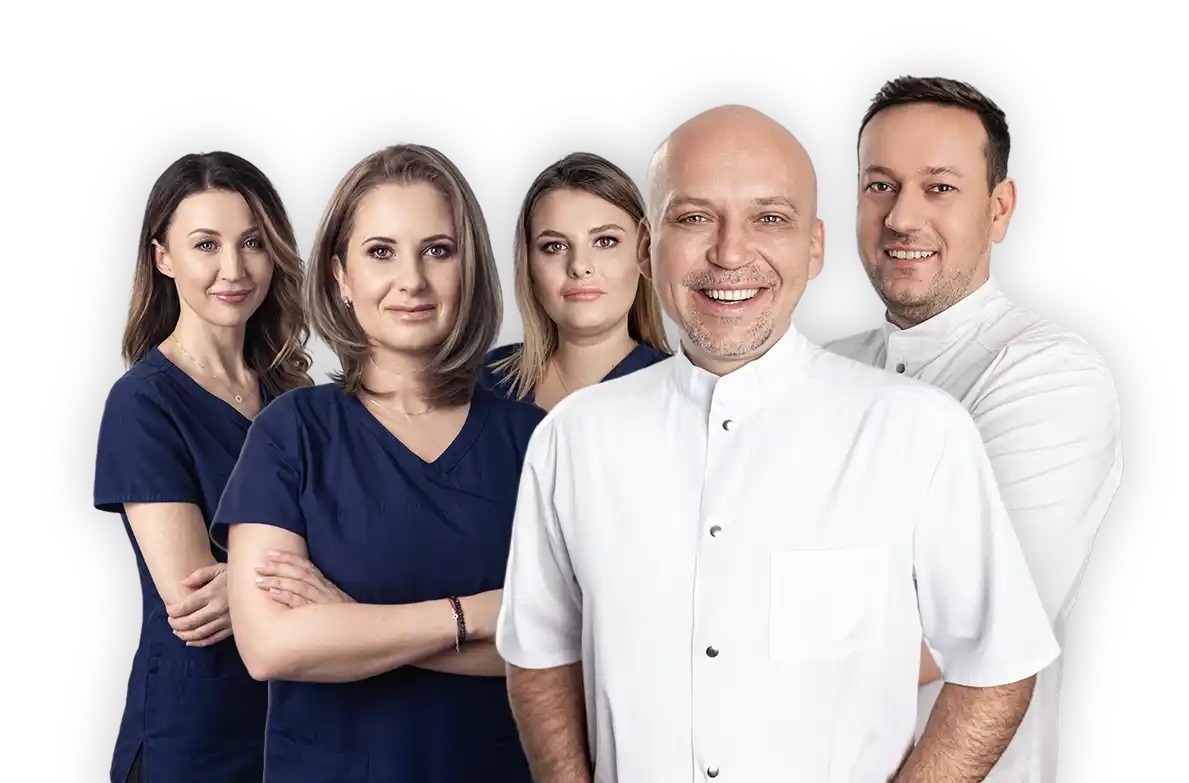 Zespół medyczny: uśmiechnięci lekarze i kosmetolodzy w granatowych i białych uniformach, na jasnym tle, gotowi do świadczenia usług w klinice.