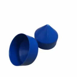 Dwa niebieskie korki do studni głębinowej: jeden w kształcie stożka, drugi cylindryczny, leżące na białym tle, prezentujące detale i materiał.