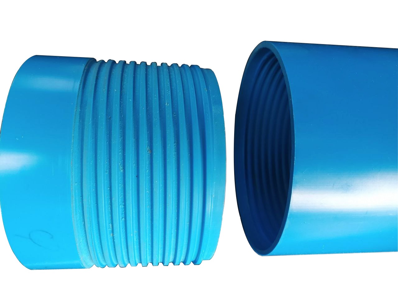 Niebieskie złączki rurowe z gwintem zewnętrznym i wewnętrznym, gotowe do połączenia, na białym tle. Element instalacji wodnej.