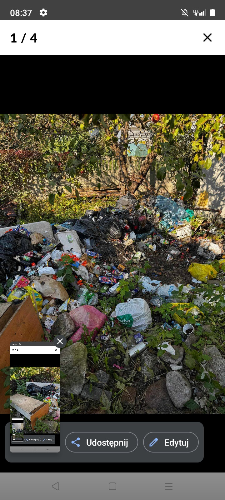 Sterta śmieci i odpadów w ogrodzie, widok z bliska na różnorodne odpady, tło z zielenią i drzewami, nagromadzenie śmieci na ziemi.