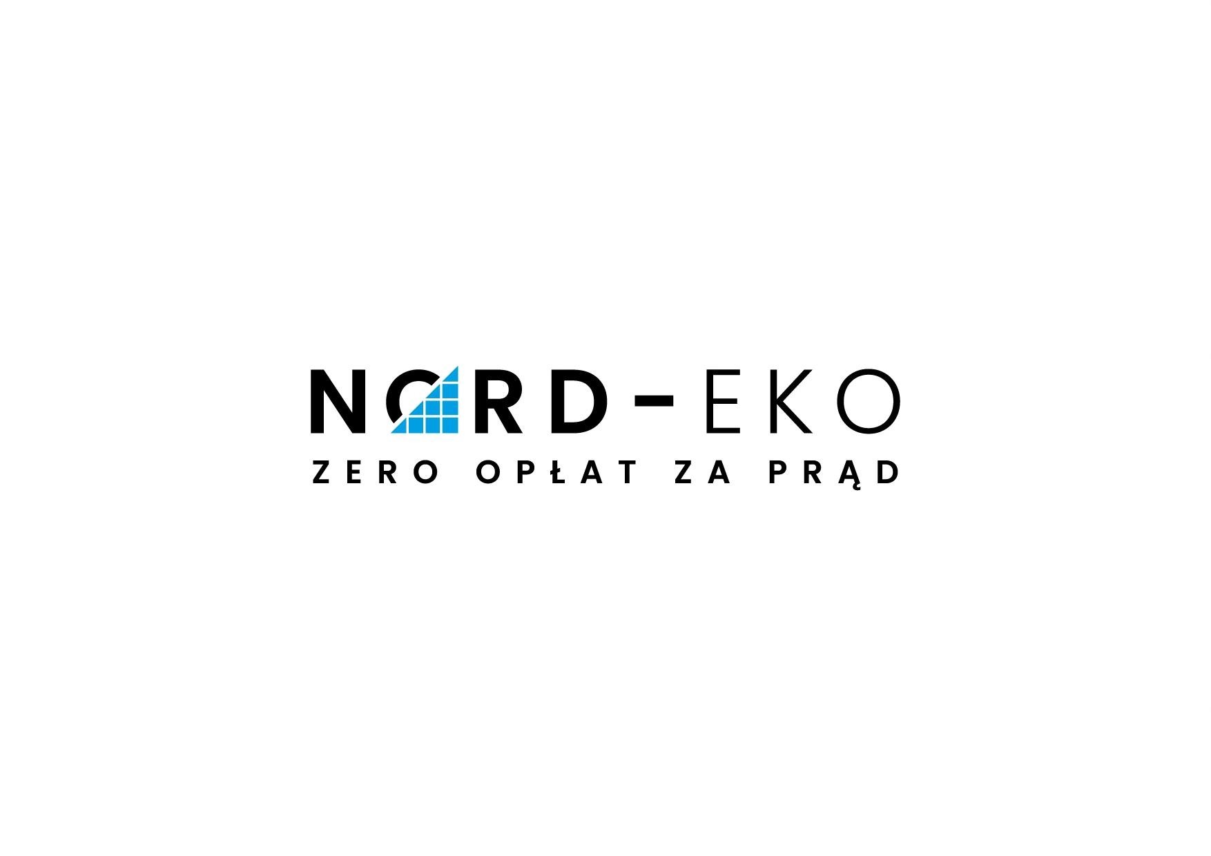 Logo firmy Nord-Eko z hasłem 'Zero opłat za prąd'. W literze R widoczny symbol paneli fotowoltaicznych w kolorze niebieskim. Minimalistyczny design na białym tle.