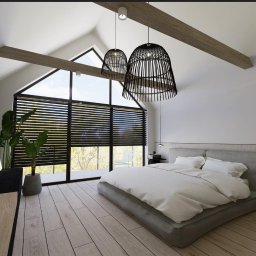 Architektura wnętrz Magdalena Gołdyn Studio Projektowe - Jasna sypialnia z dużym oknem, drewnianą podłogą i designerskimi lampami. Minimalistyczny wystrój z roślinami doniczkowymi i szarą pościelą. Widok na zieleń za oknem.
