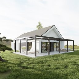 Architektura wnętrz Magdalena Gołdyn Studio Projektowe - Wizualizacja domu jednorodzinnego z ogrodem, zadaszonym tarasem i meblami ogrodowymi. Minimalistyczna architektura, jasna elewacja, ciemna pergola i starannie utrzymany trawnik.