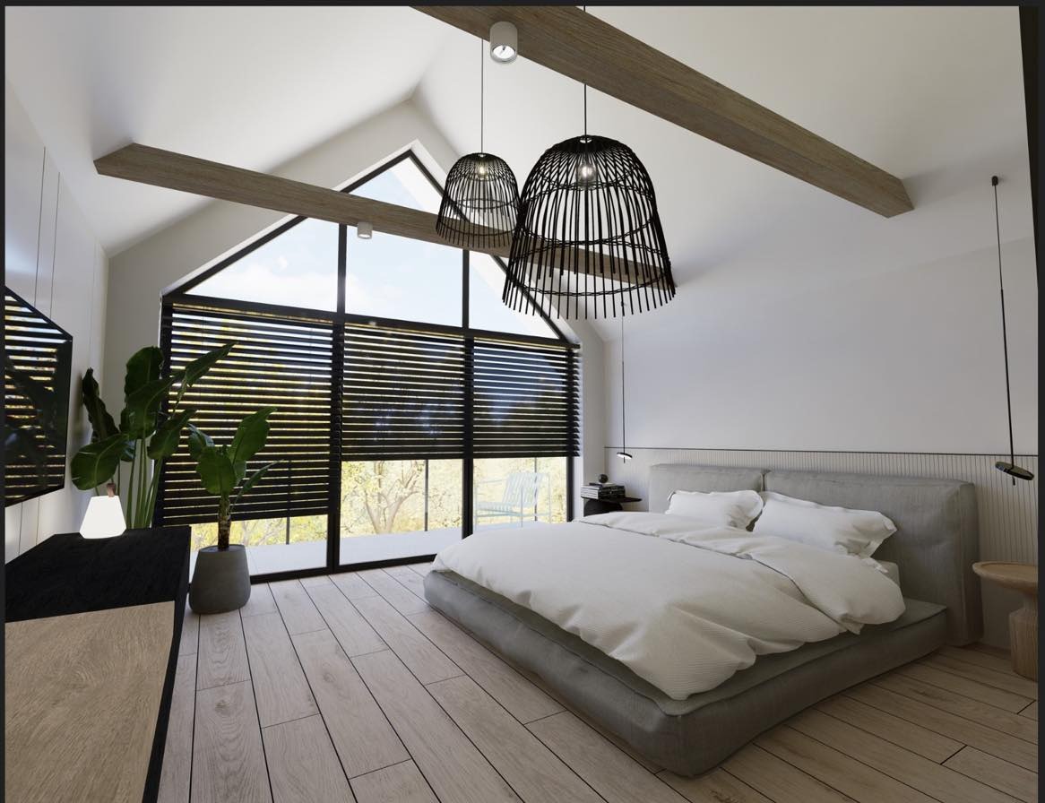 Jasna sypialnia z dużym oknem, drewnianą podłogą i designerskimi lampami. Minimalistyczny wystrój z roślinami doniczkowymi i szarą pościelą. Widok na zieleń za oknem.