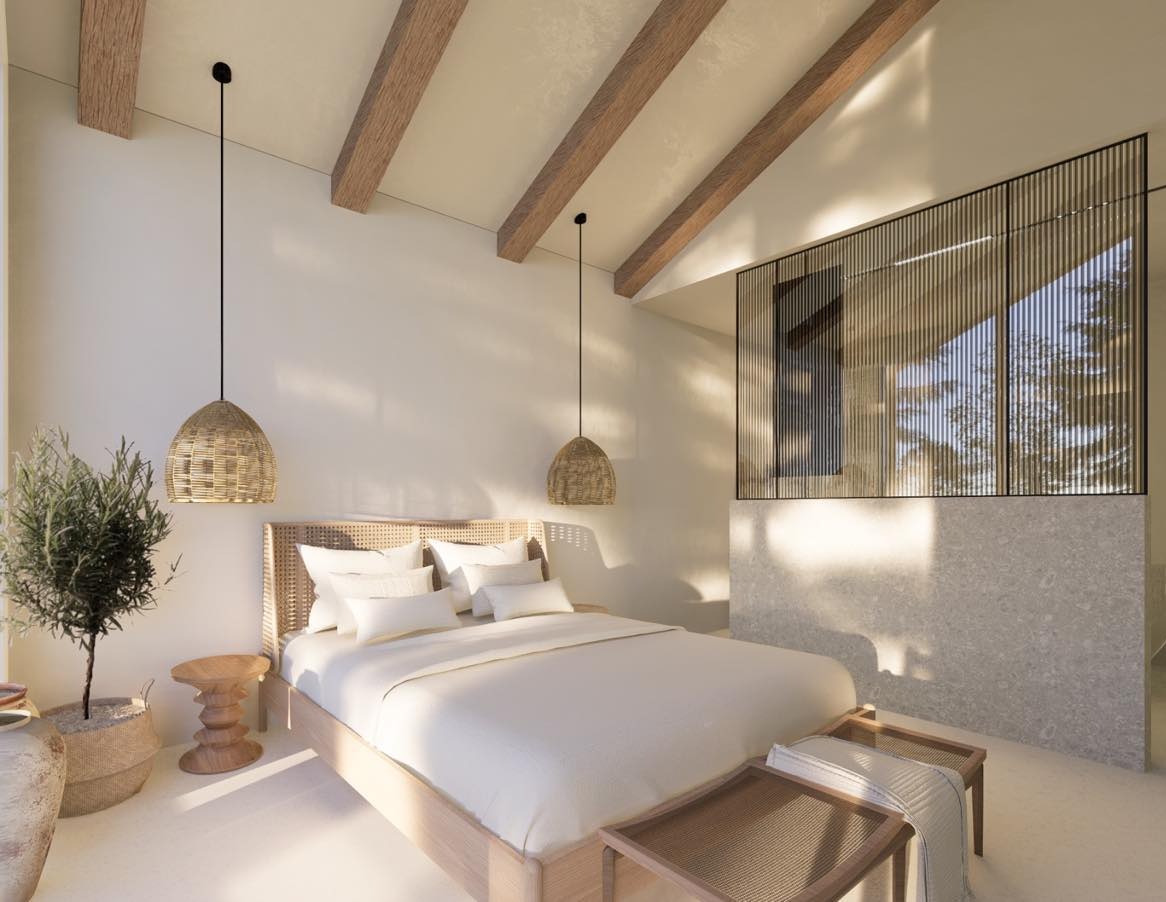 Jasna sypialnia w stylu boho z drewnianymi belkami stropowymi, rattanowym zagłówkiem i lampami. Duże okno z przesłonami. Minimalistyczny design z rośliną w donicy.