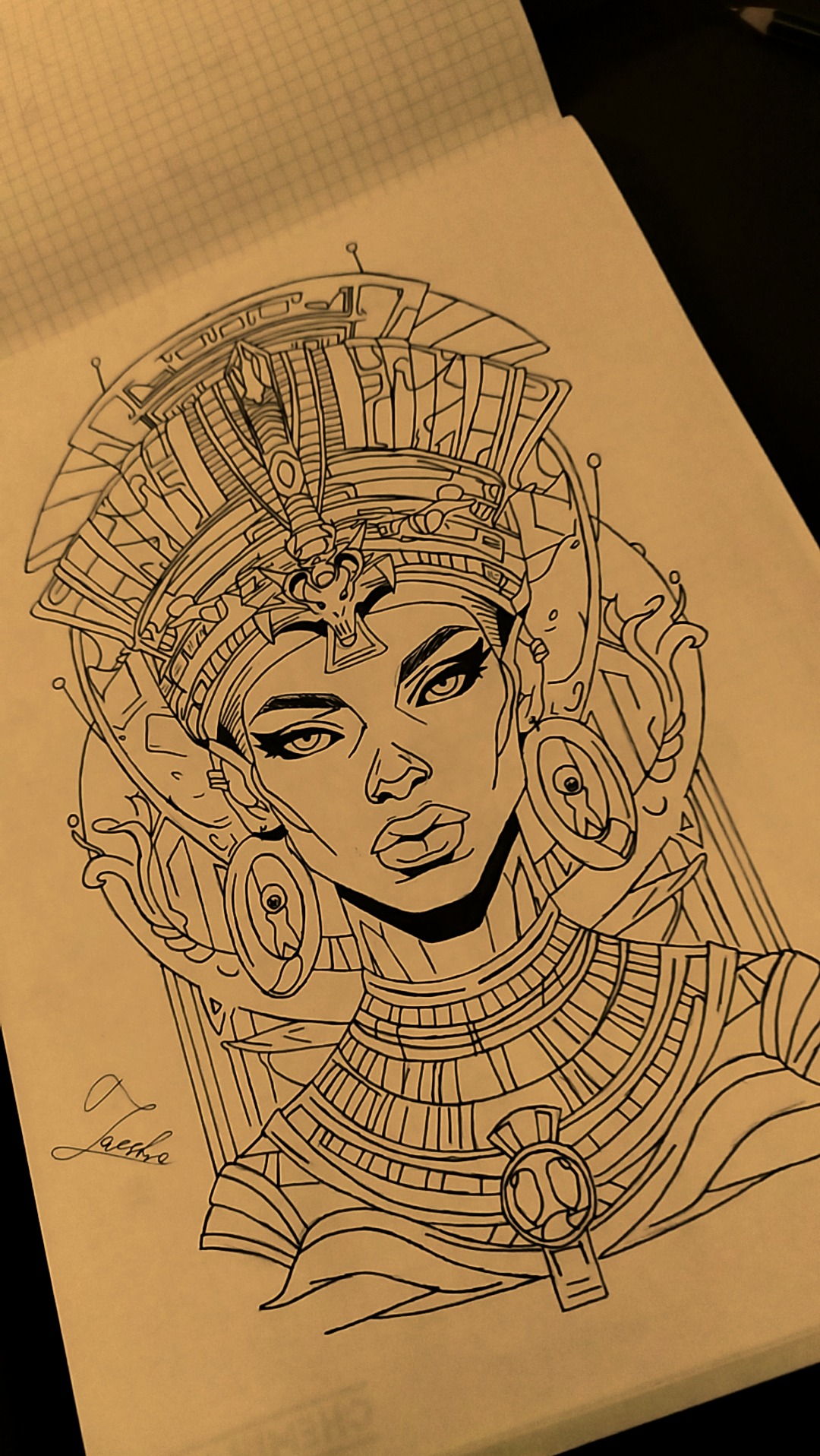 Ręcznie rysowany portret kobiety w stylu egipskim na papierze w kratkę, z sygnaturą autora w lewym dolnym rogu. Czarno-biały rysunek z detalami.