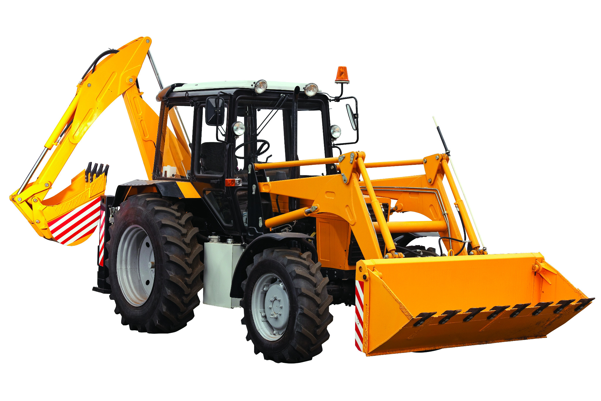 Żółto-czarny traktor z łyżką i podnośnikiem, widok z przodu na białym tle. Maszyna budowlana z oponami o grubym bieżniku i pomarańczowym światłem ostrzegawczym.
