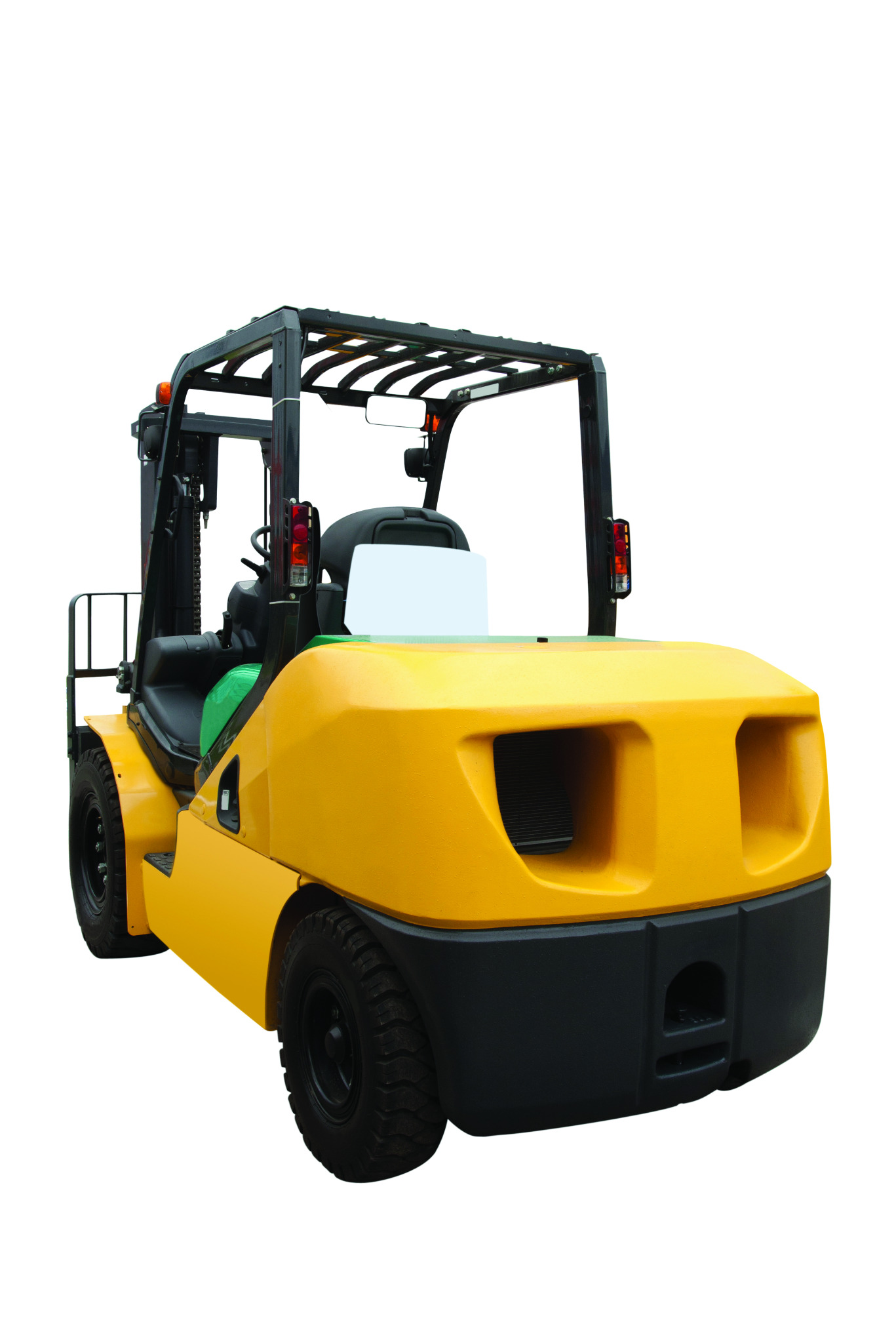Żółty wózek widłowy z czarnymi oponami i elementami konstrukcyjnymi, widziany z tyłu na białym tle. Widoczne światła i osłona kabiny.