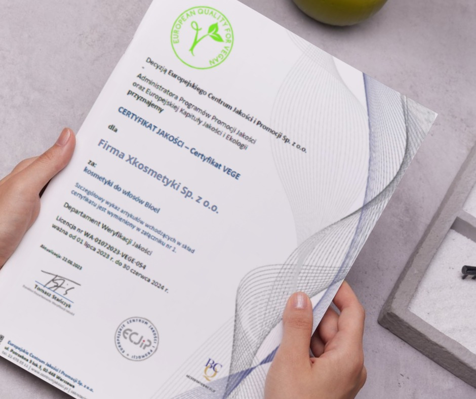 Wręczany certyfikat jakości VEGE dla firmy Xkosmetyki Sp. z o.o. za kosmetyki do włosów Bioel, ważny do 30 czerwca 2024 r.