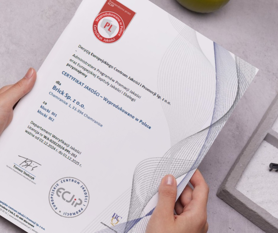 Certyfikat jakości 'Wyprodukowano w Polsce' dla Brick Sp. z o.o. trzymany w dłoniach, z widocznym logotypem ECJIP i datą ważności licencji.